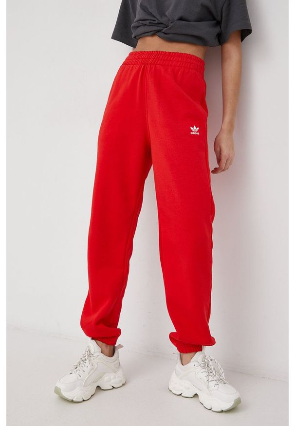 adidas Originals Spodnie HF7513 damskie kolor czerwony gładkie. Stan: podwyższony. Kolor: czerwony. Materiał: bawełna, poliester, dzianina. Wzór: gładki