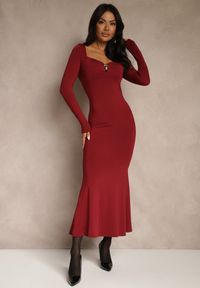 Renee - Bordowa Sukienka Koktajlowa z Wiskozą i Metaliczną Klamrą przy Dekolcie Refire. Okazja: na imprezę. Kolor: czerwony. Materiał: wiskoza. Styl: wizytowy. Długość: maxi #1