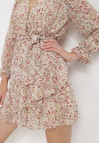 Born2be - Jasnobeżowa Sukienka Thaeliera. Kolor: beżowy. Materiał: tkanina, materiał. Wzór: kwiaty, aplikacja. Typ sukienki: kopertowe. Długość: mini #5