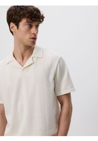 Reserved - Strukturalne polo comfort fit - złamana biel. Materiał: bawełna, dzianina