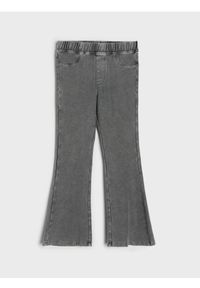 Sinsay - Spodnie flare z efektem sprania - szary. Kolor: szary #1