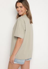 Born2be - Ciemnobeżowy Bawełniany Klasyczny T-shirt Merovira. Okazja: na co dzień, na randkę. Kolor: beżowy. Materiał: bawełna. Styl: klasyczny #6