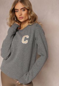 Renee - Szara Bluza z Naszywką o Fasonie Zakładanym Przez Głowę Esemia. Kolor: szary. Materiał: tkanina, polar, dzianina. Wzór: aplikacja