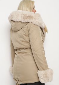 Born2be - Beżowa Kurtka Parka z Kapturem i Odpinanymi Futerkowymi Wstawkami Ściągana w Pasie Savanella. Okazja: na co dzień. Typ kołnierza: kaptur. Kolekcja: plus size. Kolor: beżowy. Materiał: jeans, dzianina. Styl: casual, klasyczny