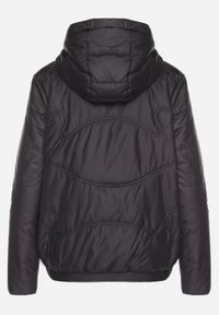 Born2be - Czarna Casualowa Kurtka z Kapturem i Ozdobnymi Sznurkami Evialinae. Okazja: na co dzień. Typ kołnierza: kaptur. Kolor: czarny. Materiał: poliester, jeans. Styl: casual #5