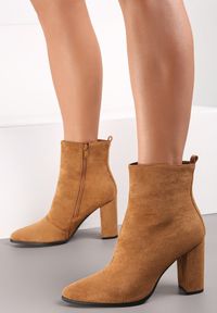Renee - Jasnobrązowe Botki Aeriel. Wysokość cholewki: za kostkę. Nosek buta: szpiczasty. Zapięcie: zamek. Kolor: brązowy. Materiał: jeans. Szerokość cholewki: normalna. Obcas: na platformie. Styl: klasyczny, elegancki #1