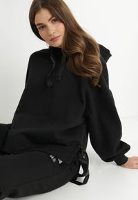Born2be - Czarna Bluza Oversize z Kapturem Kulsum. Typ kołnierza: kaptur. Kolor: czarny. Materiał: tkanina, bawełna. Długość: długie. Wzór: gładki, jednolity
