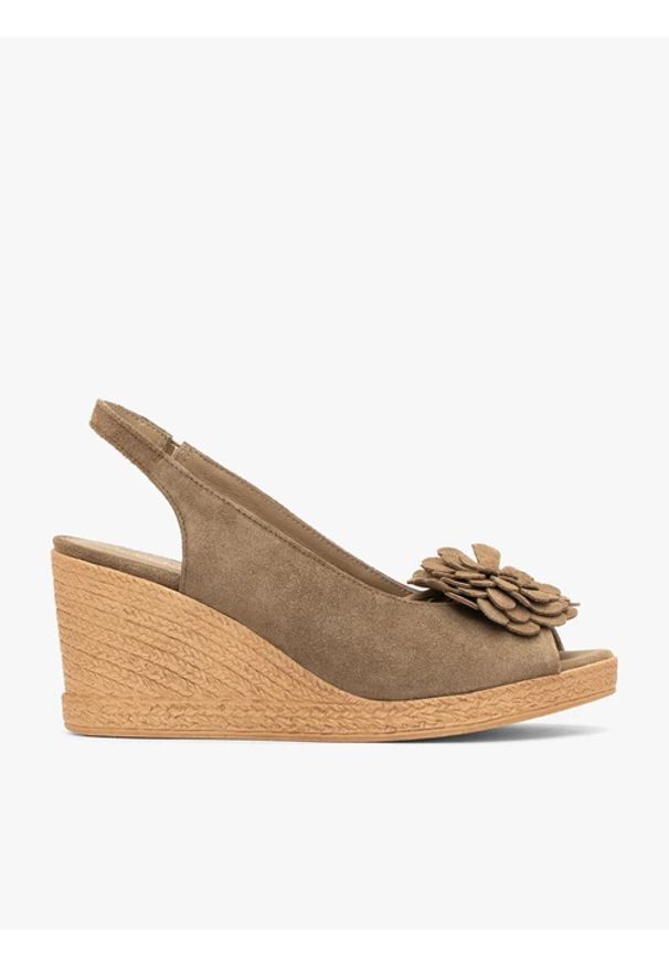 Ryłko - Jasnobrązowe sandały na koturnie z kwiatem. Nosek buta: okrągły. Kolor: beżowy. Materiał: skóra, welur. Wzór: kwiaty. Sezon: wiosna, lato. Obcas: na koturnie. Styl: street, elegancki. Wysokość obcasa: średni