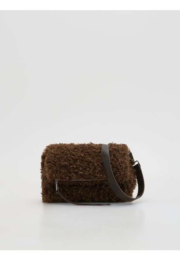Reserved - Torebka z imitacji baranka - ciemnobrązowy. Kolor: brązowy