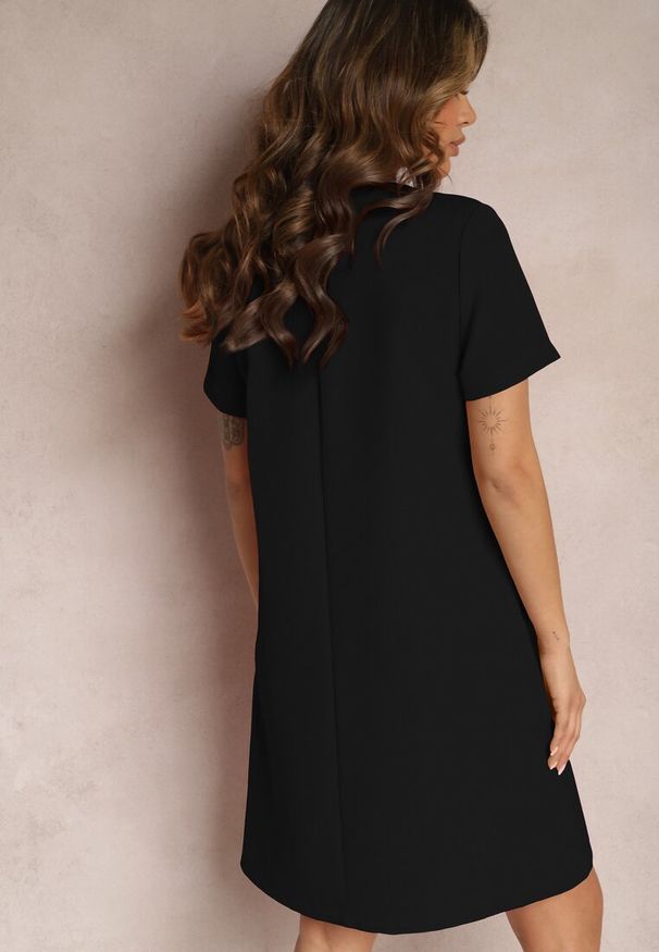 Renee - Czarna Trapezowa Sukienka Mini z Krótkim Rękawem i Kieszeniami Vrea. Kolor: czarny. Długość rękawa: krótki rękaw. Typ sukienki: trapezowe. Styl: elegancki. Długość: mini