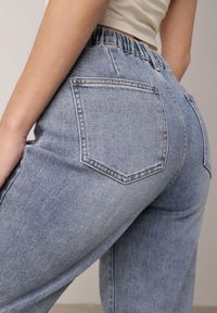 Born2be - Niebieskie Jeansy z Bawełną o Kroju Mom Fit z Wysokim Stanem Kallis. Okazja: na co dzień. Stan: podwyższony. Kolor: niebieski. Wzór: prążki. Styl: casual, klasyczny #7