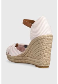 TOMMY HILFIGER - Tommy Hilfiger sandały BASIC SEERSUCKER HIGH WEDGE damskie kolor różowy na koturnie FW0FW07160. Zapięcie: klamry. Kolor: różowy. Materiał: guma. Obcas: na koturnie #2