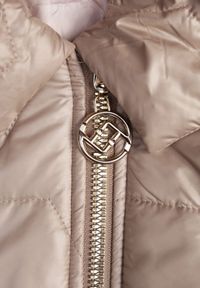 Born2be - Ciemnobeżowa Pikowana Kurtka z Kapturem i Rękawami ze Ściągaczami Melorisea. Okazja: na spacer, na spotkanie biznesowe, do pracy. Typ kołnierza: kaptur. Kolor: beżowy. Materiał: dzianina, jeans. Styl: biznesowy, elegancki #4