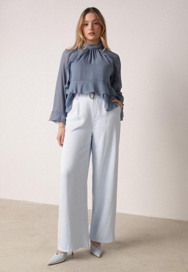 Born2be - Niebieskie Szerokie Spodnie z Wysokim Stanem z Domieszką Bawełny i Geometryczną Klamrą Syliteia. Okazja: na co dzień. Stan: podwyższony. Kolor: niebieski. Materiał: bawełna. Wzór: geometria. Styl: casual