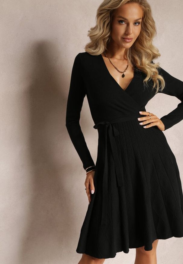 Renee - Czarna Midi Rozkloszowana Sukienka z Dzianinowej Tkaniny z Materiałowym Paskiem Franziska. Kolor: czarny. Materiał: tkanina, dzianina, materiał. Wzór: jednolity. Długość: midi