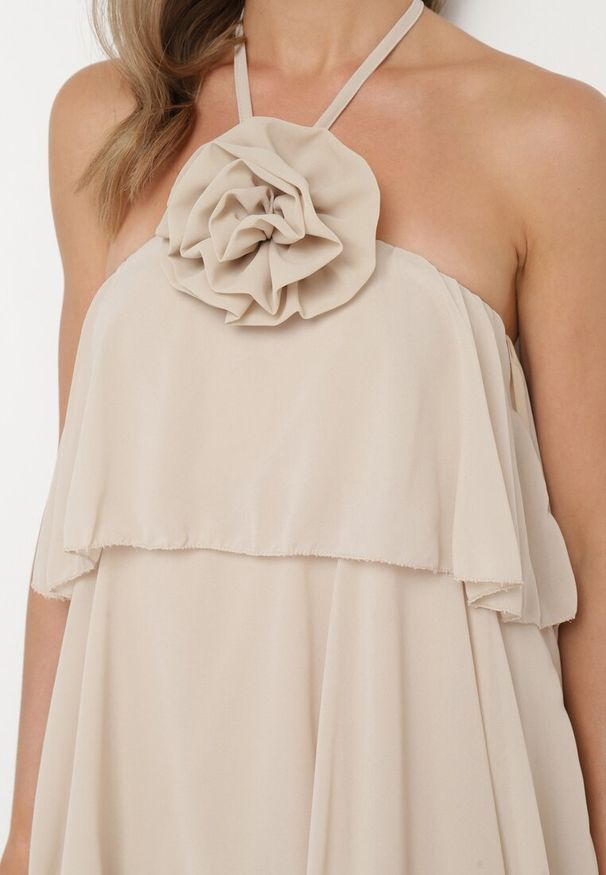 Born2be - Beżowa Sukienka z Falbanami Wiązana na Szyi z Broszką Kwiatem Tinallena. Okazja: na co dzień. Kolor: beżowy. Wzór: kwiaty. Styl: casual