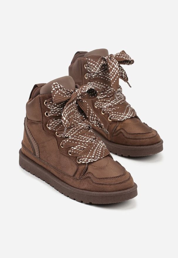 Renee - Brązowe Sneakersy Ozdobione Sznurówkami w Geometryczny Wzór Avoslia. Okazja: na co dzień. Kolor: brązowy. Materiał: jeans. Wzór: geometria, aplikacja
