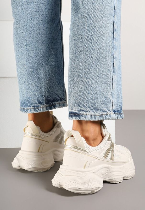 Born2be - Beżowe Sneakersy na Grubej Tłoczonej Podeszwie z Metaliczną Wstawką Alanelis. Okazja: na co dzień. Kolor: beżowy. Materiał: jeans. Wzór: aplikacja