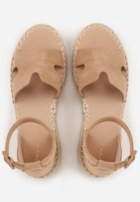 Born2be - Ciemnobeżowe Sandały VICES na Plecionym Koturnie Ozdobione Wycięciami Cirilea. Okazja: na co dzień, na spacer. Zapięcie: sprzączka. Kolor: beżowy. Wzór: aplikacja. Sezon: lato. Obcas: na koturnie. Styl: casual, klasyczny, elegancki #3