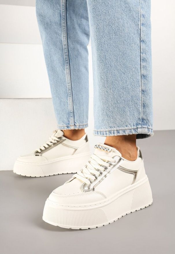 Renee - Beżowe Sneakersy na Platformie Ozdobione Przeszyciami Tatoretia. Okazja: na co dzień. Kolor: beżowy. Materiał: jeans. Wzór: aplikacja. Obcas: na platformie