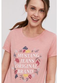 Mustang - T-shirt. Okazja: na co dzień. Kolor: różowy. Materiał: bawełna, dzianina. Wzór: aplikacja. Styl: casual #1