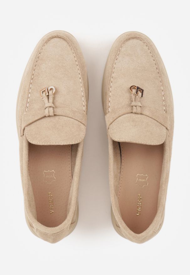 Renee - Beżowe Mokasyny VICES Casualowe ze Skórzaną Wkładką i Metalowymi Ozdobami Dinsmore. Okazja: na co dzień. Nosek buta: okrągły. Kolor: beżowy. Materiał: skóra. Wzór: aplikacja. Obcas: na obcasie. Styl: casual. Wysokość obcasa: niski