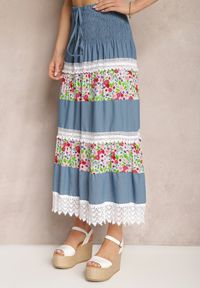 Renee - Biało-Niebieska Jeansowa Bawełniana Spódnica High Waist z Gumką w Talii i Ozdobną Koronką Tesaquin. Stan: podwyższony. Kolor: biały. Materiał: bawełna, koronka, jeans. Wzór: koronka. Sezon: lato #4