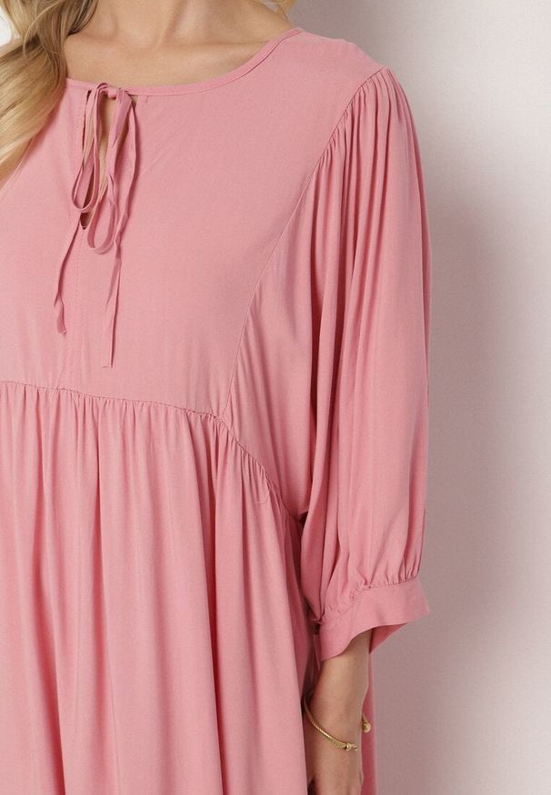 Born2be - Różowa Rozkloszowana Sukienka z Wiskozy z Wiązaniem przy Dekolcie Tilania. Okazja: na co dzień. Kolor: różowy. Materiał: wiskoza. Styl: casual