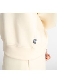 Bluza damska New Balance WT53516PEF – beżowa. Okazja: na co dzień. Kolor: beżowy. Materiał: dresówka, poliester, materiał, bawełna, prążkowany. Wzór: aplikacja, napisy. Styl: casual #5