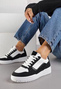 Renee - Biało-Czarne Sneakersy Ozdobione Perforacją i Geometrycznym Motywem Idariele. Okazja: na co dzień. Kolor: biały. Wzór: aplikacja, geometria