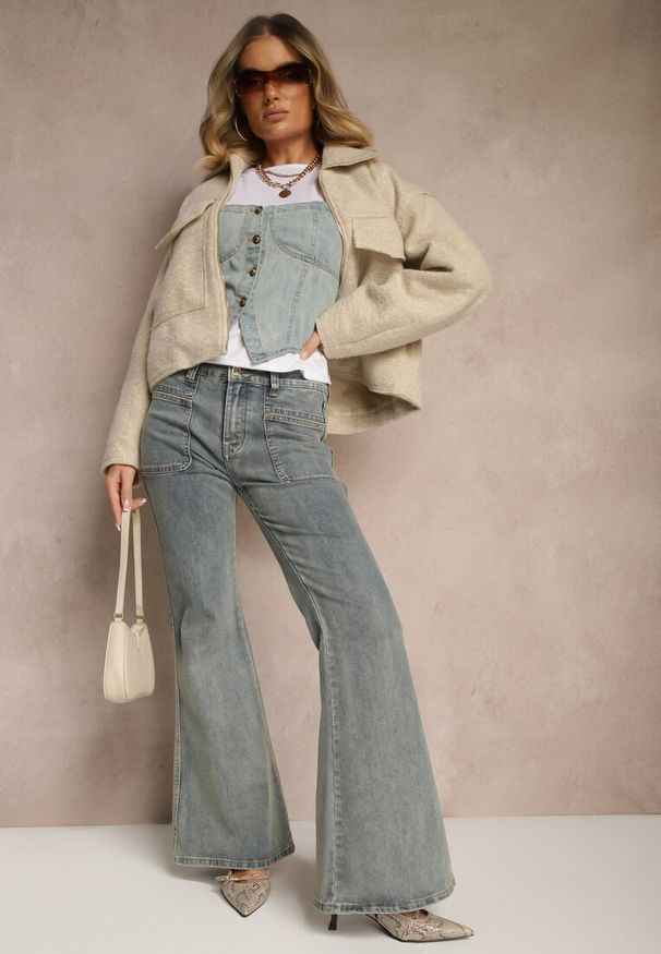 Renee - Beżowa Krótka Kurtka o Pudełkowym Kroju z Kołnierzykiem i Kieszeniami Nelilia. Okazja: na co dzień. Kolor: beżowy. Materiał: jeans. Długość: krótkie. Styl: sportowy, casual, elegancki
