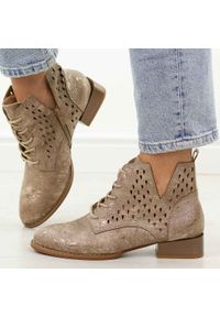 Lt. Brąz botki damskie na obcasie M.Daszyński Sa197-29. Okazja: na co dzień. Kolor: brązowy. Szerokość cholewki: normalna. Wzór: ażurowy. Materiał: skóra. Sezon: wiosna, jesień, lato. Obcas: na obcasie. Styl: casual, elegancki, boho, klasyczny. Wysokość obcasa: niski #1
