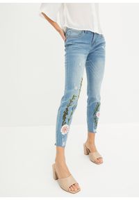 bonprix - Jeansy skinny, średni stan, z dodatkiem stretchu. Kolor: niebieski. Wzór: haft #1