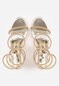 Born2be - Złote Sandały na Obcasie z Paskiem Sprężynką Ozdobione Cyrkoniami Pasalphia. Zapięcie: pasek. Kolor: złoty. Wzór: aplikacja. Obcas: na obcasie. Styl: elegancki, wizytowy. Wysokość obcasa: średni #7