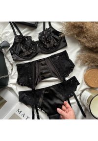 Intica - Komplet bielizny koronkowej z satynowym wykończeniem Junette. Kolor: czarny. Materiał: satyna, koronka. Wzór: koronka