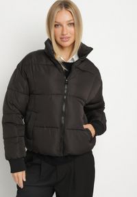 Born2be - Czarna Pikowana Kurtka Puffer o Prostym Kroju ze Ściągaczami przy Rękawach Suzzana. Okazja: na co dzień, na spacer. Kolor: czarny. Materiał: jeans, poliester. Styl: casual, elegancki