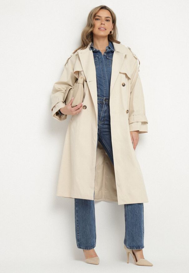 Born2be - Beżowy Dwurzędowy Płaszcz Trencz z Wiązanym Paskiem Rozcięciem i Klapą Terezi. Okazja: na co dzień. Kolor: beżowy. Materiał: jeans. Styl: klasyczny, elegancki, casual