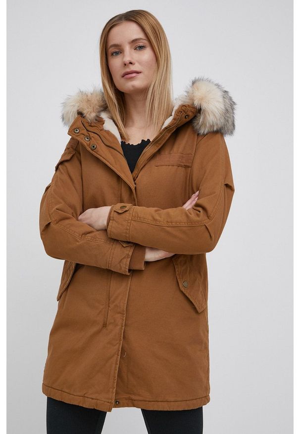 only - Only parka damska kolor brązowy przejściowa. Okazja: na co dzień. Kolor: brązowy. Materiał: futro, bawełna. Styl: casual
