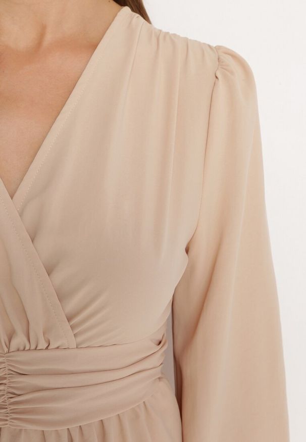 Born2be - Beżowa Rozkloszowana Sukienka Koktajlowa z Falbankami i Marszczeniami Kierantes. Okazja: na co dzień. Typ kołnierza: kołnierz z falbankami. Kolor: beżowy. Styl: wizytowy