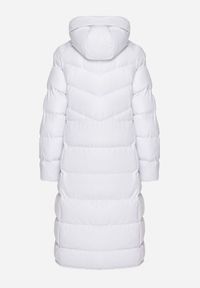 Born2be - Biała Pikowana Kurtka z Kapturem i Ozdobnymi Taśmami Ettaria. Okazja: na co dzień. Typ kołnierza: kaptur. Kolor: biały. Materiał: jeans. Styl: casual, elegancki #4