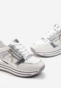 Born2be - Białe Sneakersy na Grubej Podeszwie Ozdobione Suwakiem i Brokatem Amudda. Kolor: biały. Materiał: jeans. Wzór: aplikacja #2