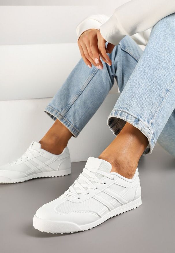 Renee - Białe Sneakersy na Płaskiej Podeszwie z Geometrycznym Wzorem Rivmi. Okazja: do pracy, na co dzień. Zapięcie: sznurówki. Kolor: biały. Materiał: jeans. Wzór: geometria. Obcas: na płaskiej podeszwie