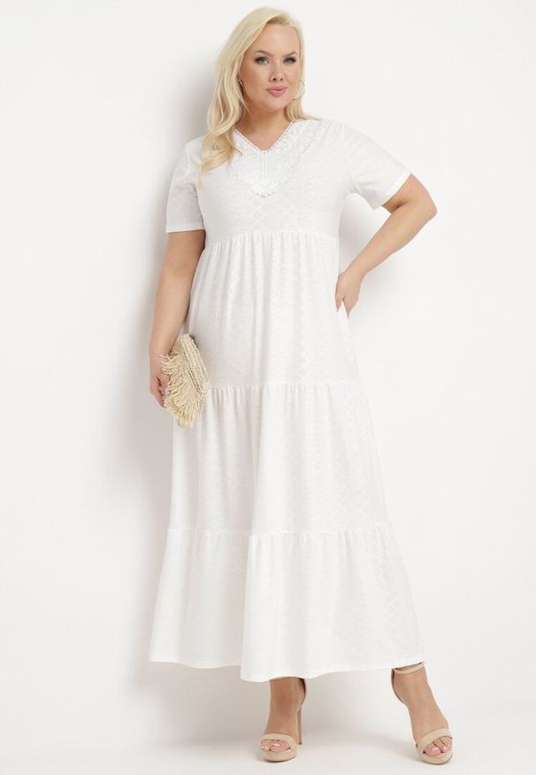 Born2be - Biała Rozkloszowana Sukienka z Krótkim Rękawem i Ozdobnymi Haftami Guletta. Kolekcja: plus size. Kolor: biały. Długość rękawa: krótki rękaw. Wzór: haft. Typ sukienki: dla puszystych