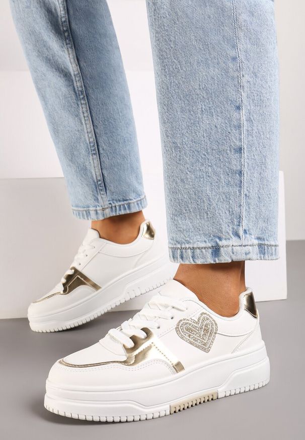 Renee - Białe Sneakersy z Brokatową Naszywką w Kształcie Serca Avioneria. Okazja: na co dzień. Kolor: biały. Materiał: jeans. Wzór: aplikacja