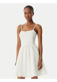 Tommy Jeans Sukienka letnia DW0DW22352 Biały Slim Fit. Kolor: biały. Materiał: bawełna. Sezon: lato #1