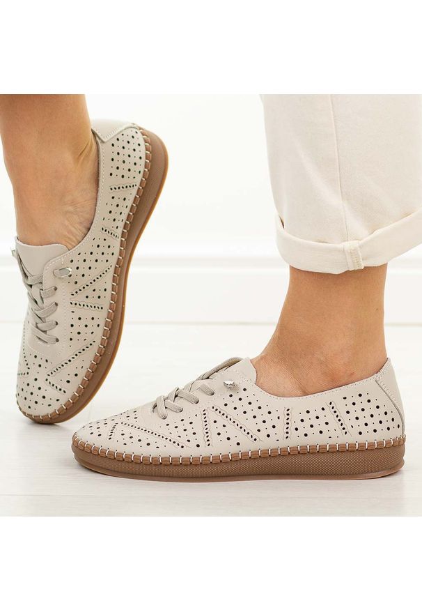 Beżowe ażurowe skórzane półbuty damskie Vinceza 79606. Okazja: na spacer, na co dzień. Nosek buta: okrągły. Zapięcie: bez zapięcia. Kolor: beżowy. Szerokość cholewki: normalna. Wzór: ażurowy. Materiał: skóra. Sezon: wiosna, jesień, lato. Styl: casual, elegancki, klasyczny