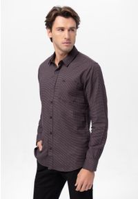 Volcano - Koszula z wzorem K-MAFITO. Typ kołnierza: kołnierzyk klasyczny. Kolor: fioletowy. Materiał: bawełna, materiał, elastan. Długość rękawa: długi rękaw. Długość: długie. Wzór: kratka. Styl: klasyczny, elegancki #1