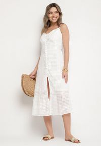 Born2be - Biała Sukienka Rozkloszowana na Ramiączkach z Guzikami z Wiskozą Efrinelle. Okazja: na co dzień. Typ kołnierza: dekolt w kształcie V. Kolor: biały. Materiał: wiskoza. Długość rękawa: na ramiączkach. Typ sukienki: rozkloszowane. Styl: casual, elegancki #1