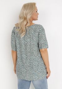 Born2be - Ciemnozielona Bluzka z Wiskozy Maerelaia. Kolekcja: plus size. Kolor: zielony. Materiał: wiskoza. Długość: krótkie. Wzór: kwiaty. Sezon: lato #6