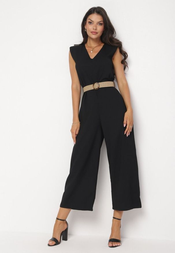 Born2be - Czarny Kombinezon Zapinany na Suwak z Poduszkami w Ramionach i Paskiem z Klamrą Bless. Okazja: na co dzień. Kolor: czarny. Styl: casual, klasyczny